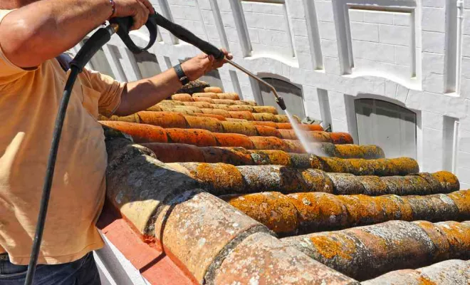 Démoussage de toiture, Arles, MCC Le Couvreur du 13